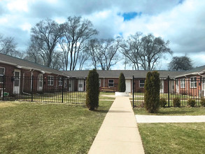 Douglas Manor Apartments in Des Moines, IA - Building Photo - Building Photo