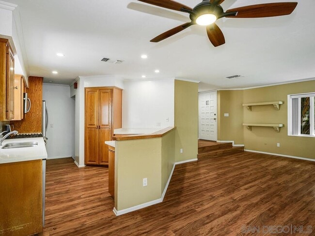 8680 Villa La Jolla Dr in San Diego, CA - Building Photo - Building Photo