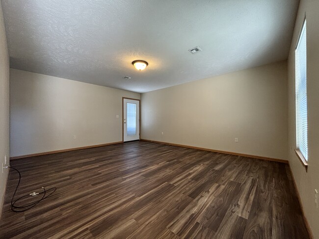 1965 Deerfield Dr in McPherson, KS - Building Photo - Building Photo