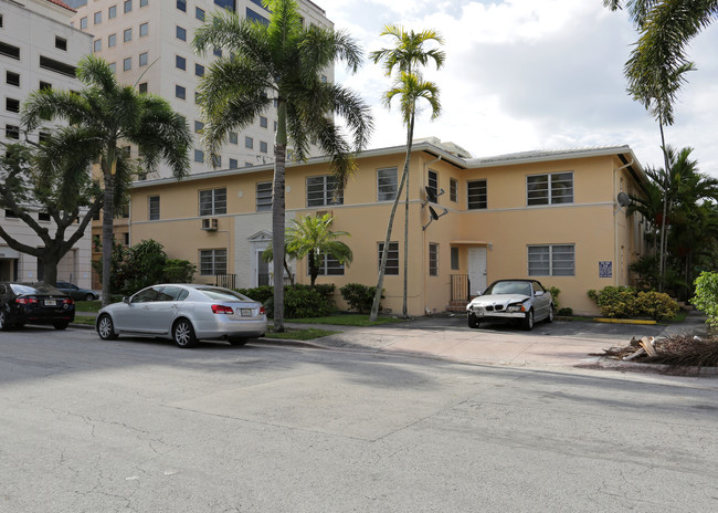 Beacon Manor in Coral Gables, FL - Foto de edificio - Building Photo