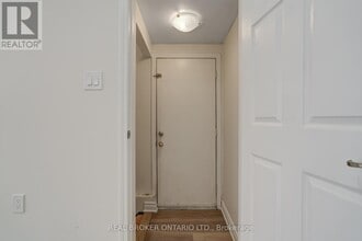 75 Hummingbird Dr in Toronto, ON - Building Photo - Building Photo