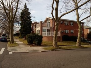 200-19 16th Ave in Queens, NY - Foto de edificio - Building Photo