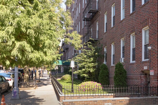 9031 Fort Hamilton Pky in Brooklyn, NY - Foto de edificio - Building Photo