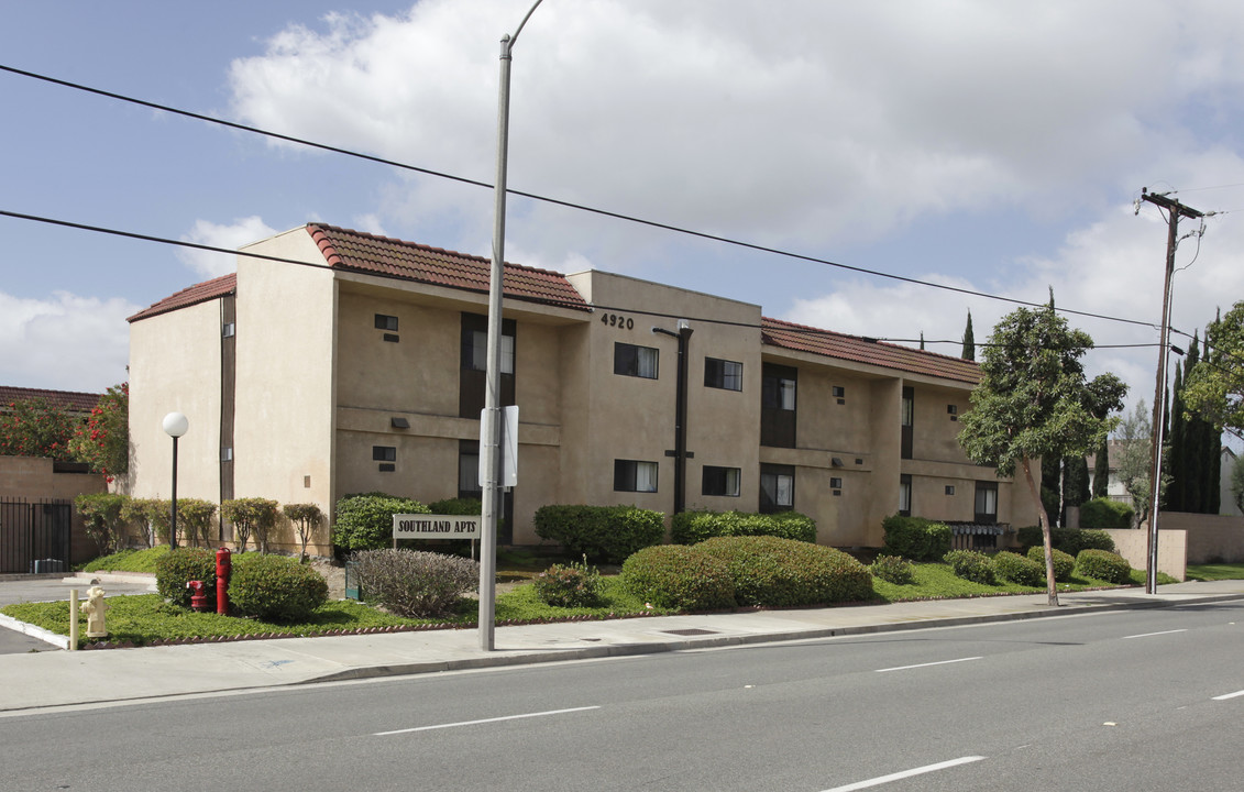 Southland Apartments in Santa Ana, CA - Building Photo