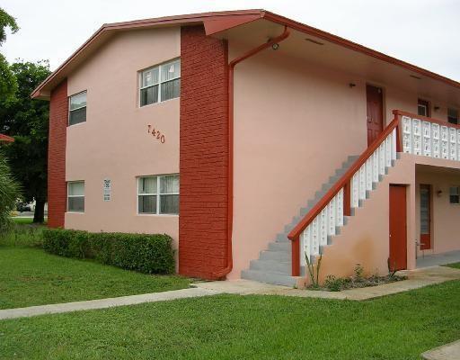 7420 SW 10th St in North Lauderdale, FL - Building Photo - Building Photo