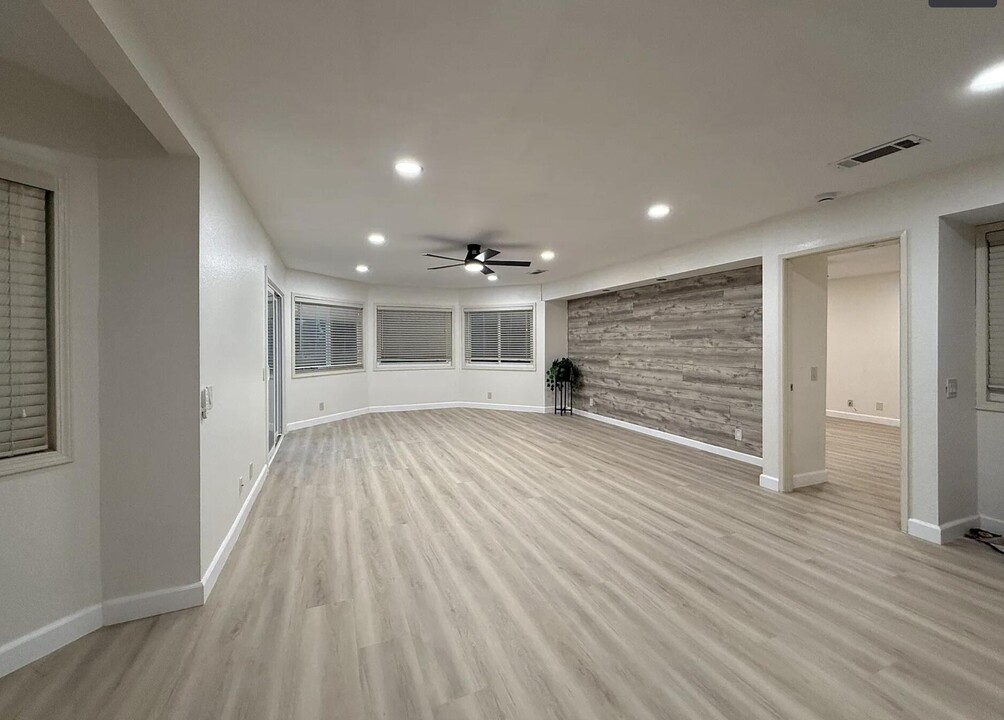 1865 N Vía Miraleste in Palm Springs, CA - Building Photo