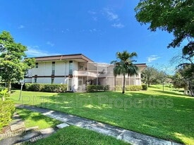 7 Greenway Village N in Royal Palm Beach, FL - Building Photo