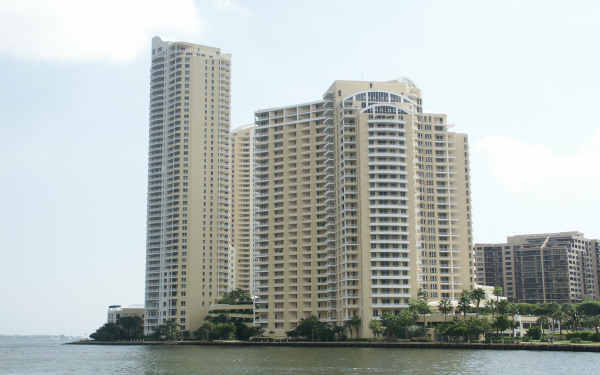 Courvoisier Courts in Miami, FL - Foto de edificio - Building Photo