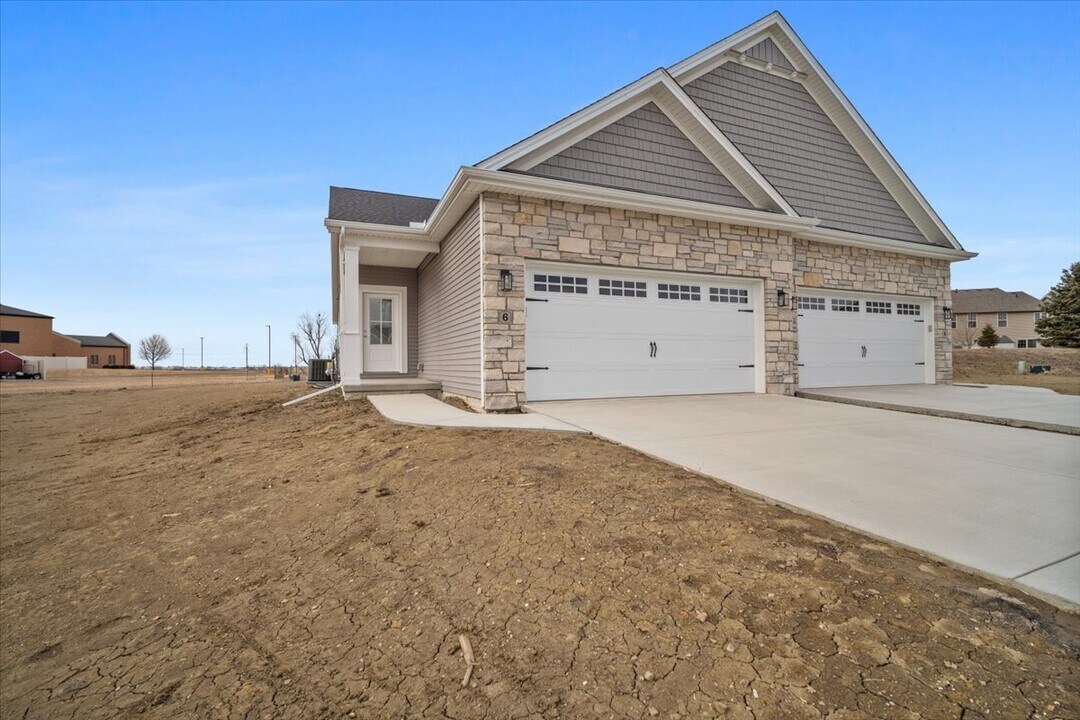 23 Stone Ml Ct in Bloomington, IL - Building Photo