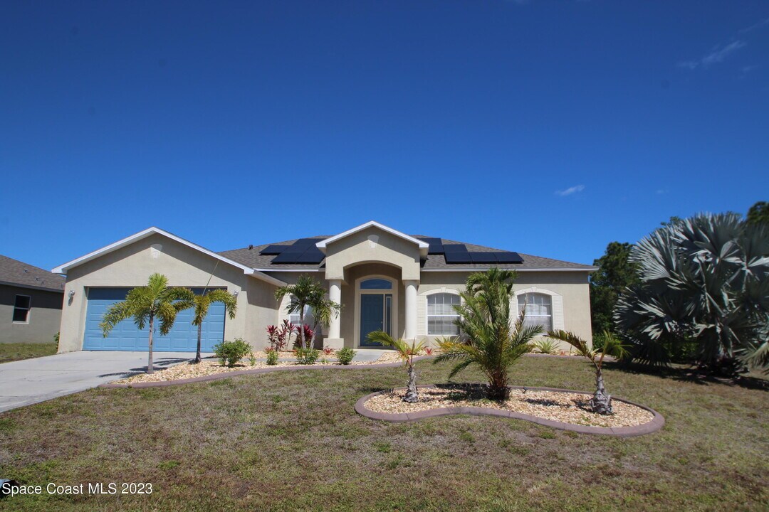 507 Haleybury St SW in Palm Bay, FL - Building Photo