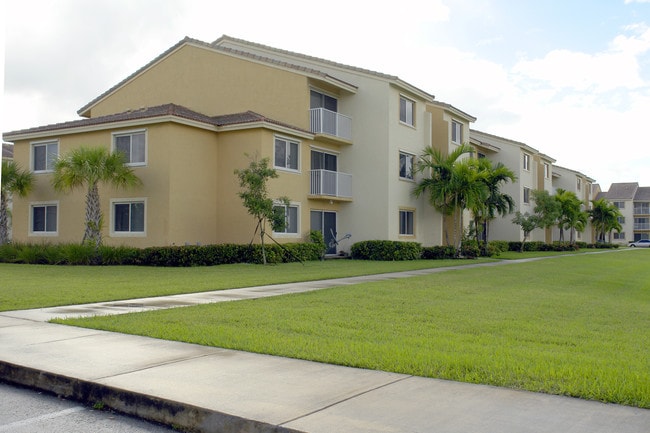 Ernie Martin Villas in Miami, FL - Building Photo - Building Photo
