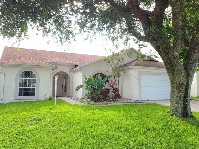 12908 Meadowbend Dr in Wellington, FL - Foto de edificio - Building Photo