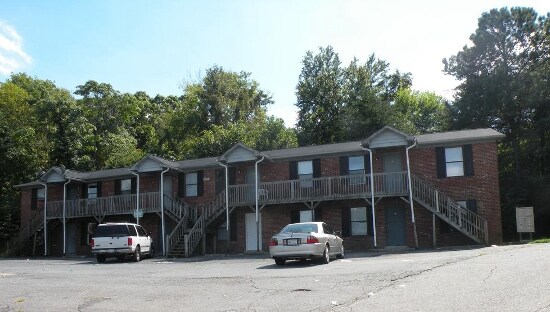 Green Oaks Court in Winston-Salem, NC - Building Photo