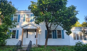 608 S Pleasant St, Unit Apt #1 in Amherst, MA - Building Photo
