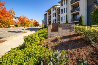 Discovery Heights in Issaquah, WA - Building Photo - Building Photo