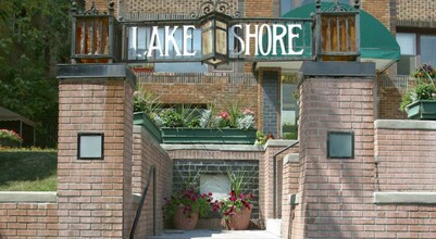 Lakeshore Apartments in Minneapolis, MN - Building Photo - Building Photo