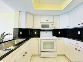 8750 S Ocean Dr in Jensen Beach, FL - Building Photo - Building Photo