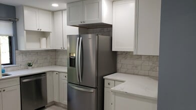 2421 Old Stone Mill Dr in East Windsor, NJ - Building Photo - Building Photo