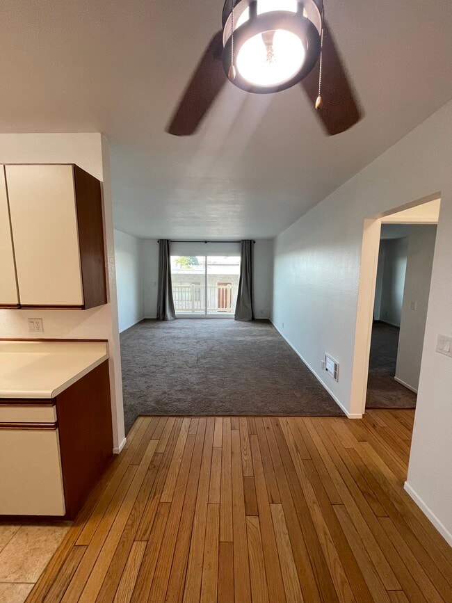 1707 Pacific Coast Hwy, Unit #320 in Hermosa Beach, CA - Foto de edificio - Building Photo