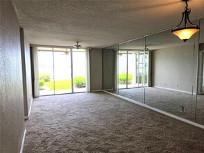 5801 Bahia Del Mar Cir N in St. Petersburg, FL - Building Photo - Building Photo