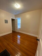32 Raven St, Unit 1 in Boston, MA - Foto de edificio - Building Photo