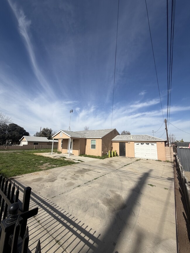 1004 E K Ave in Visalia, CA - Building Photo - Building Photo