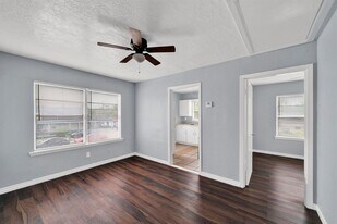 904 Beverly Ave in Pasadena, TX - Building Photo