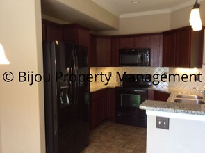 304 Bear Creek Rd in Colorado Springs, CO - Foto de edificio - Building Photo