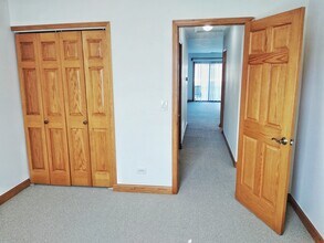 220 Oak Knoll Ct, Unit B2 in Schaumburg, IL - Foto de edificio - Building Photo