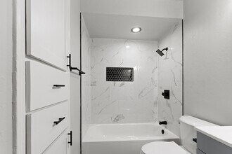 1304 Pinewood Ct in Midwest City, OK - Building Photo - Building Photo