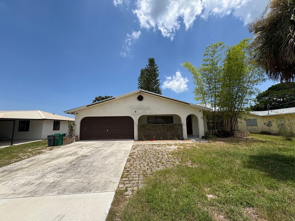 6012 Sunset Blvd in Fort Pierce, FL - Building Photo