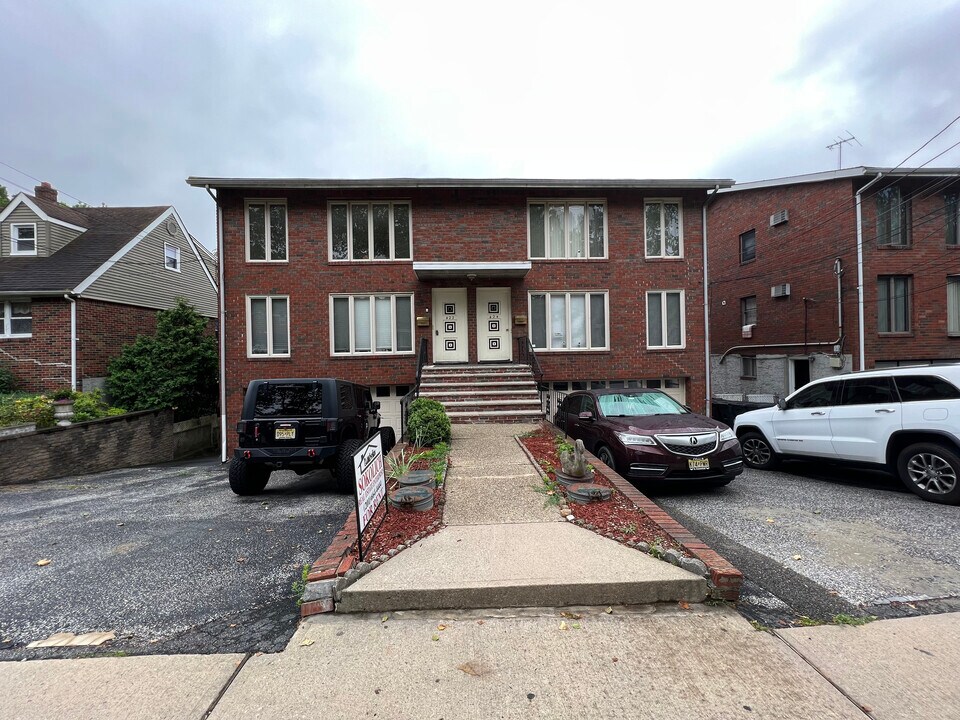 422 Plateau Ave, Unit P-2 in Fort Lee, NJ - Building Photo