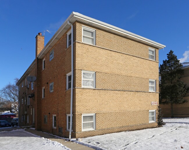 1213 E Roosevelt Rd in Wheaton, IL - Building Photo - Building Photo