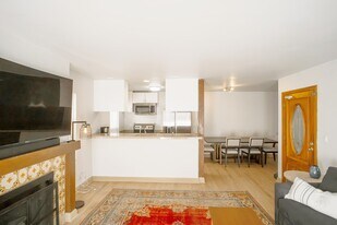 319 Ocean Front Walk in Venice, CA - Building Photo