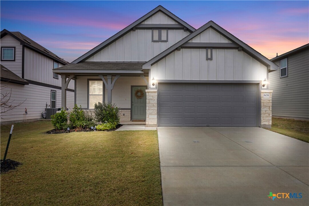 808 Beacon Hts in Seguin, TX - Building Photo