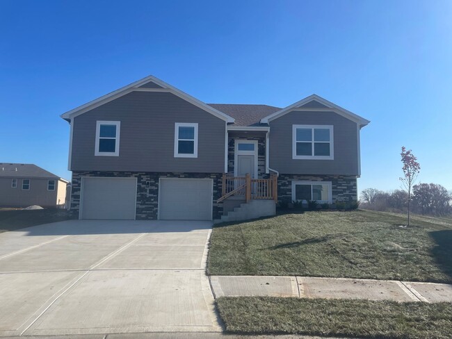 711 Summer Dawn Cir in Belton, MO - Building Photo - Building Photo