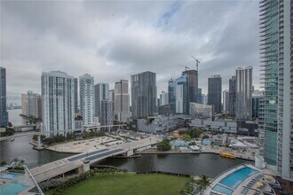 90 SW 3rd St in Miami, FL - Foto de edificio - Building Photo