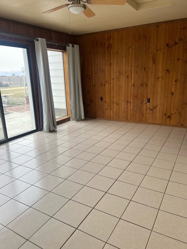 881 Bishop Rd, Unit A in Sunnyside, WA - Building Photo - Building Photo