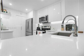 11211 W Atlantic Blvd in Coral Springs, FL - Foto de edificio - Building Photo