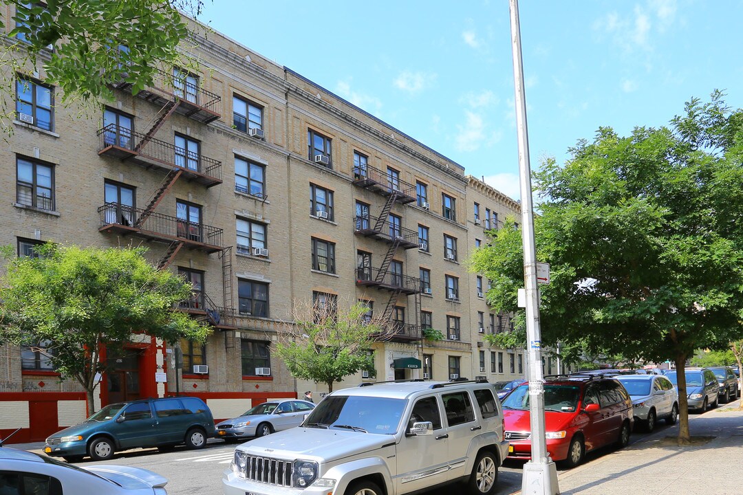 566 W 190th St in New York, NY - Building Photo