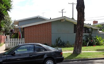 722 W Provential Dr in Anaheim, CA - Building Photo