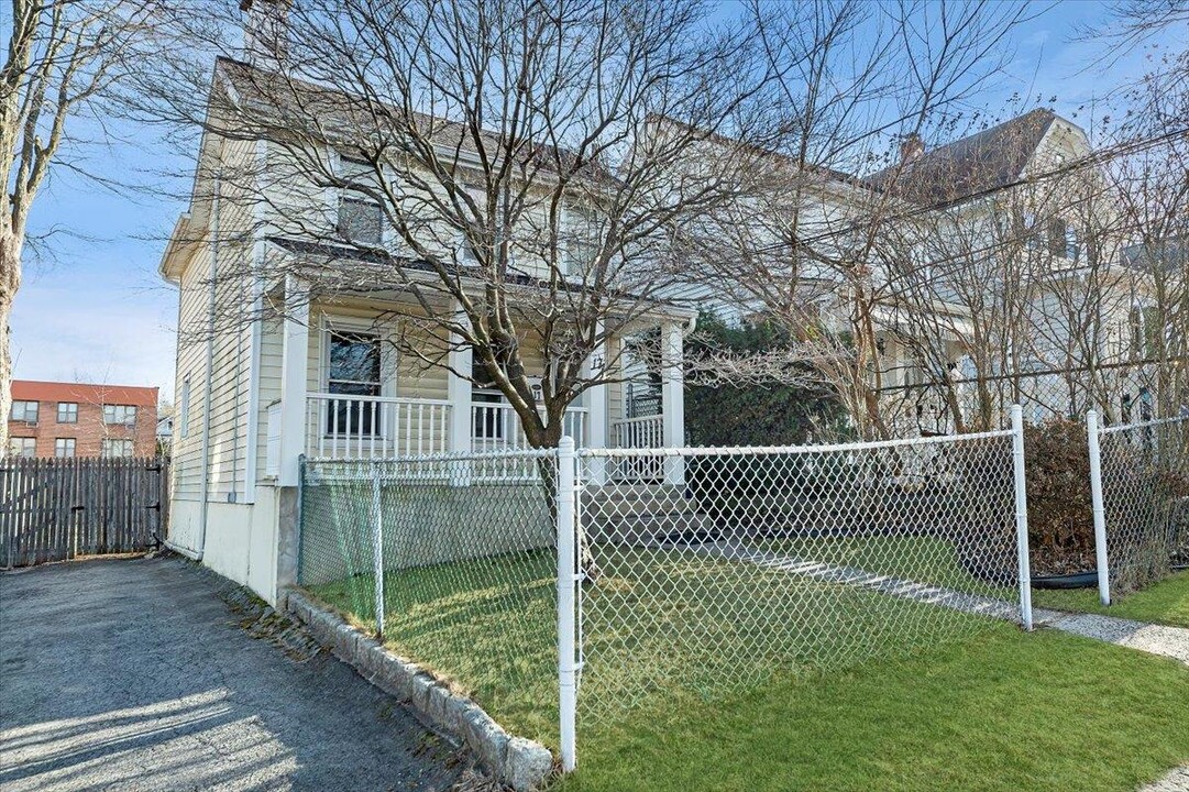 17 Cambridge Ave in White Plains, NY - Building Photo