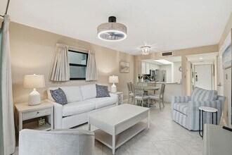 600 Neapolitan Way in Naples, FL - Building Photo - Building Photo