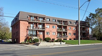 552 Dundas St E in Whitby, ON - Building Photo
