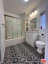 6069 1/2 Cashio St in Los Angeles, CA - Building Photo - Building Photo