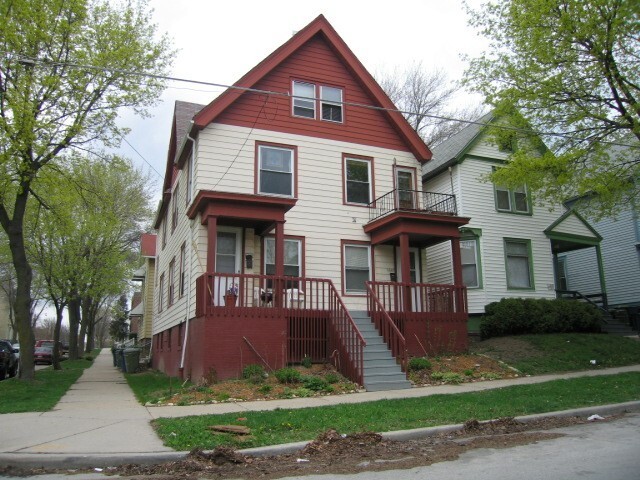 1700 E Belleview Pl in Milwaukee, WI - Building Photo