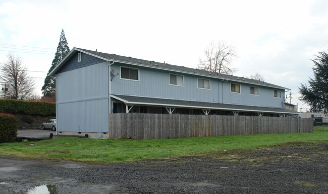 2813 W Harvard Ave in Roseburg, OR - Foto de edificio - Building Photo