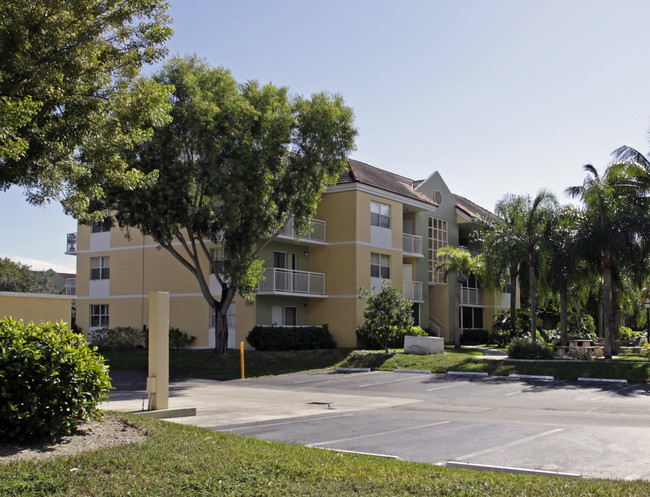 LeClub at Saga Bay in Miami, FL - Foto de edificio - Building Photo