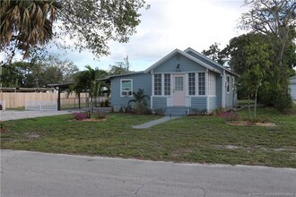 4148 SE Bayview St in Stuart, FL - Foto de edificio - Building Photo