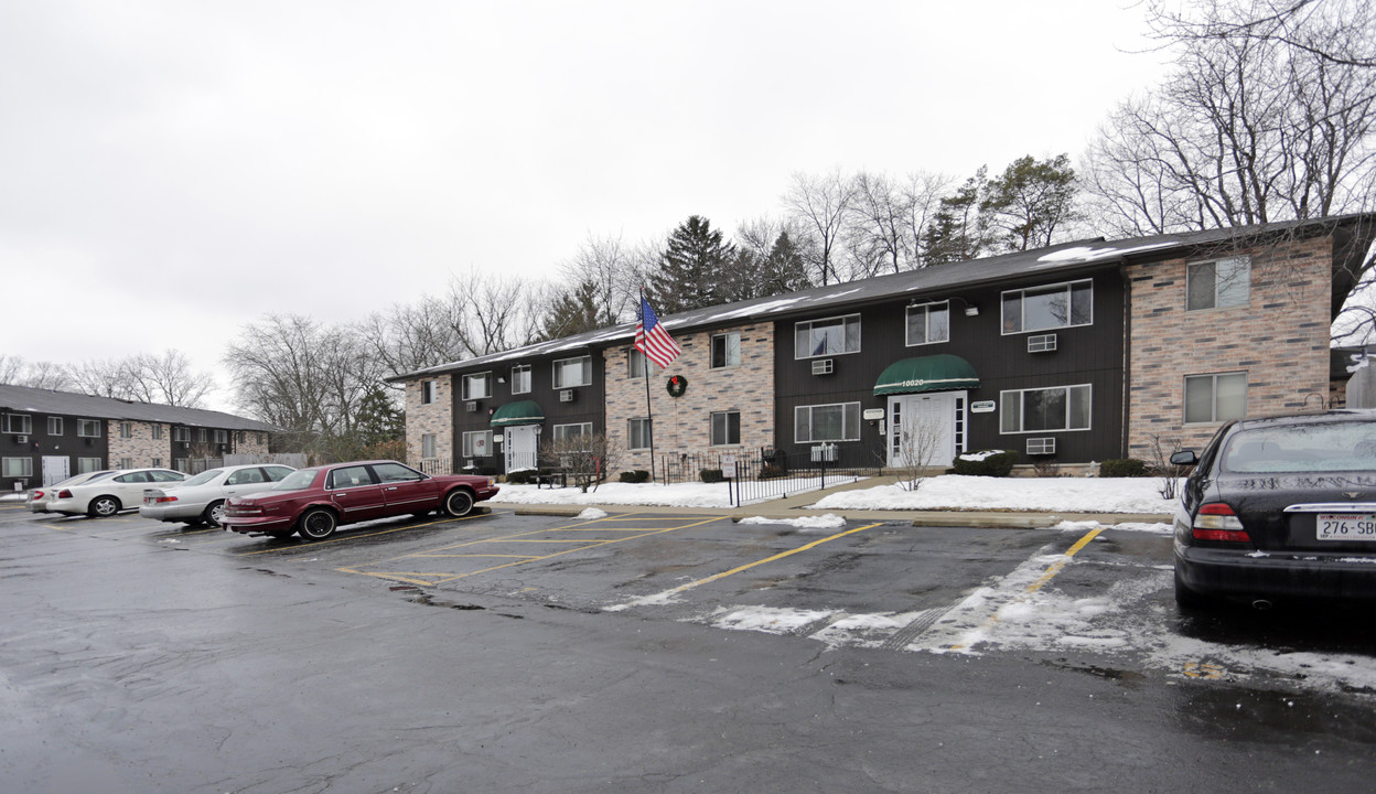 Forest Acres Apartments in Hales Corners, WI - Building Photo